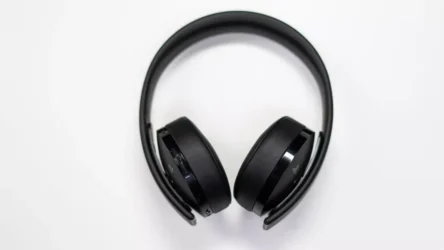 5 Best Noise-Cancelling Headphones for Travel — Top Picks for Flights and Commutes (2025)